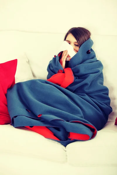 Mujer joven en casa con gripe . —  Fotos de Stock