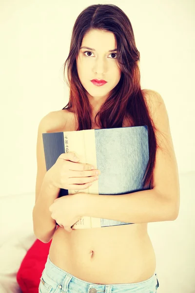 Belle femme avec un livre — Photo
