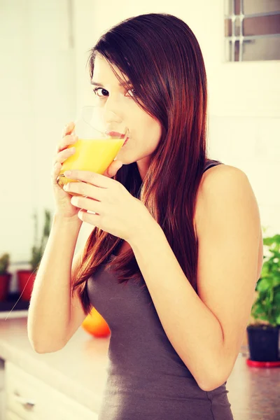 Femme buvant du jus d'orange frais — Photo