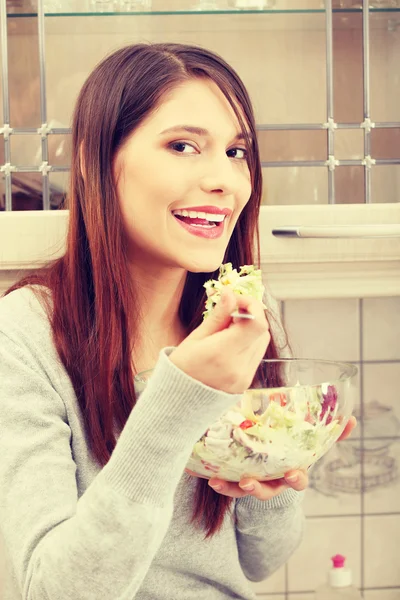 Vrouw eten salat — Stockfoto