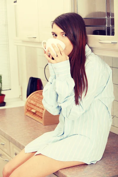 朝のコーヒーを持つ若い女性 — ストック写真