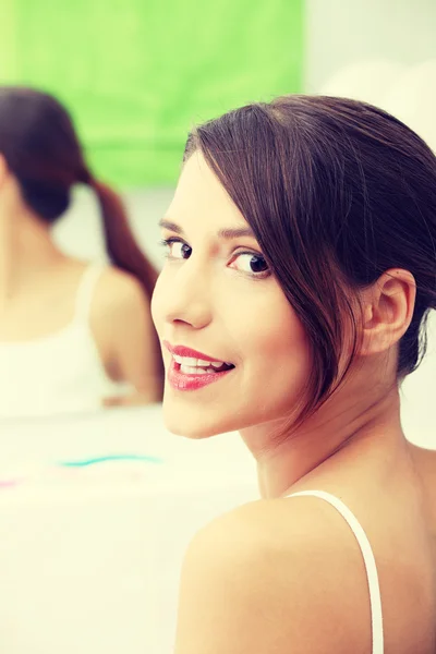 Jeune brune à la salle de bain — Photo