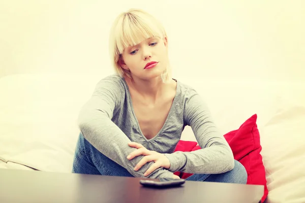 Bella donna sta aspettando il telefono. . — Foto Stock