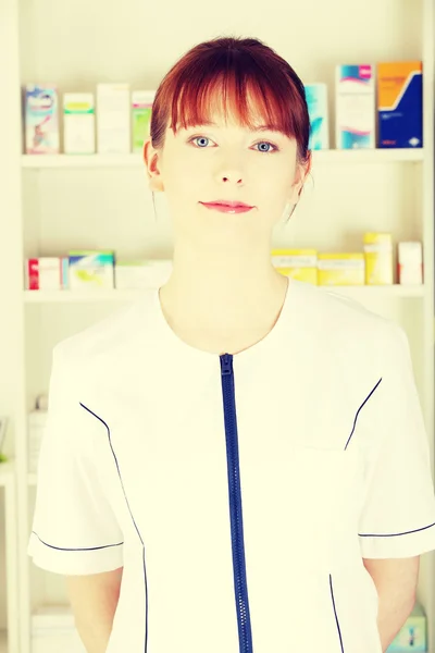 Femme en uniforme de pharmacien — Photo