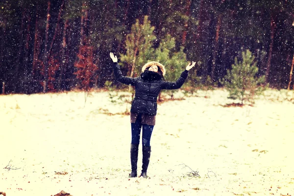 Glad kvinna på vintern — Stockfoto