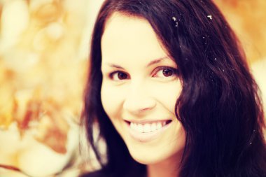 Sonbaharda güzel bir kadın gülümsüyor..