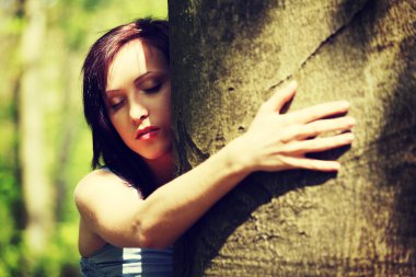 Kız kulak ahşap yanında ayakta.