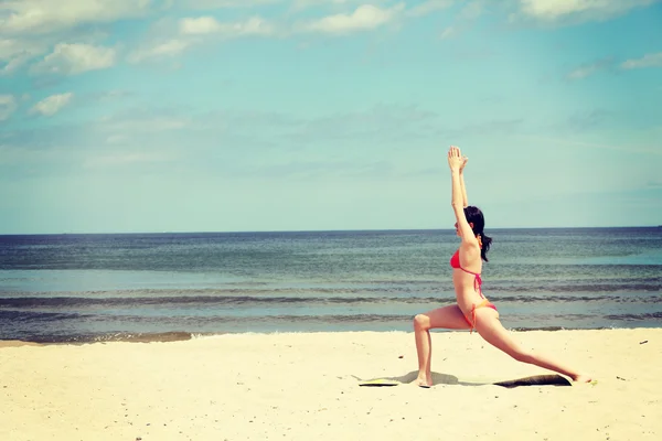 Kobieta na plaży. — Zdjęcie stockowe