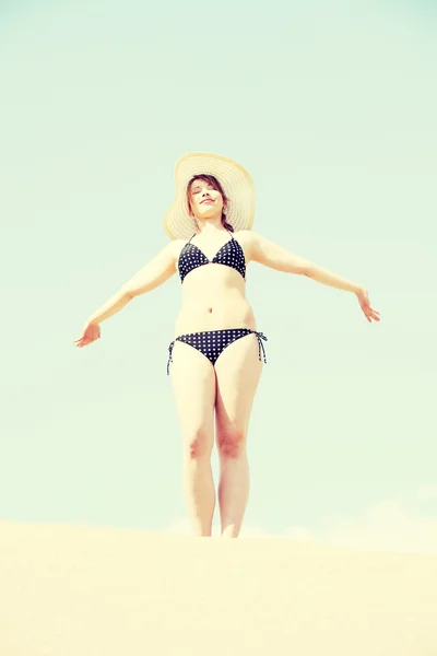 Žena stojící na pláži — Stock fotografie