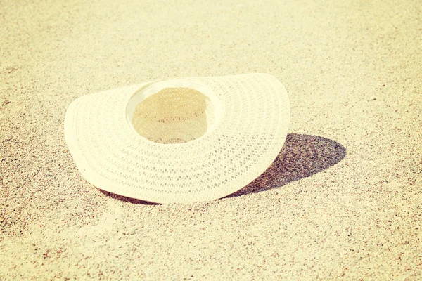 Sombrero de verano de paja caído sobre arena brillante. —  Fotos de Stock