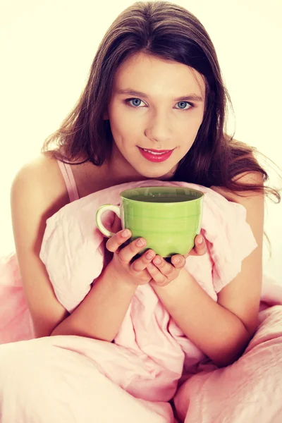 Brunette meisje drinken iets warm — Stockfoto