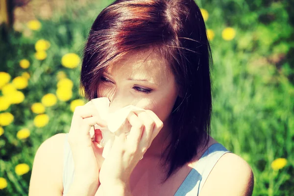 Menina com corrimento nasal, tendo alergia — Fotografia de Stock