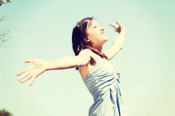 Mujer feliz con las manos abiertas . —  Fotos de Stock