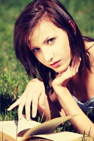 Mujer joven y con libro abierto . — Foto de Stock