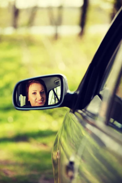 Rosto da mulher dirigindo o carro — Fotografia de Stock