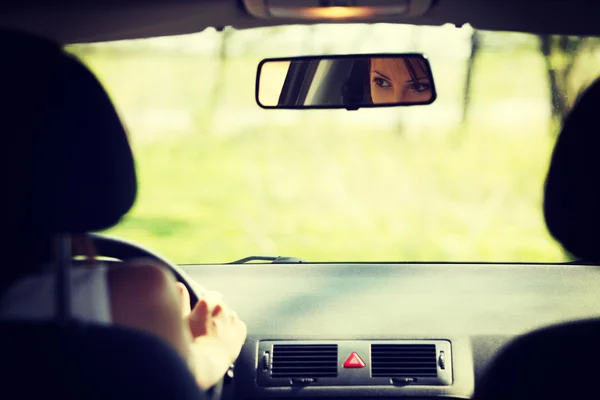 Rosto da mulher dirigindo o carro — Fotografia de Stock