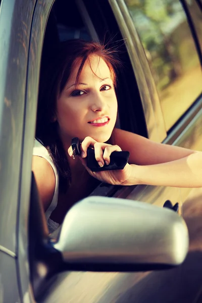 Νεαρή γυναίκα που κάθεται στο αυτοκίνητο. — Φωτογραφία Αρχείου