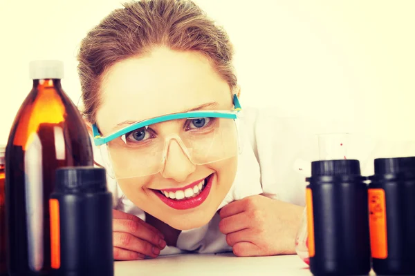 Porträt eines lächelnden Chemikers bei der Arbeit — Stockfoto