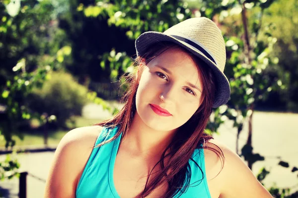 Joven mujer beata en sombrero de verano. —  Fotos de Stock