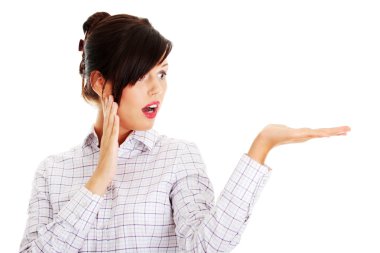 bir şeyler sunan iş kadını