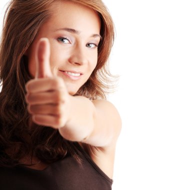 Başparmak gösteren genç bir kadın