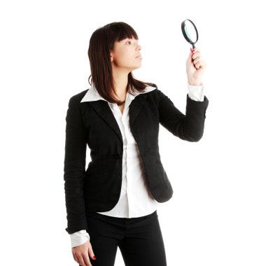 magniying cam içine bakarak iş kadını