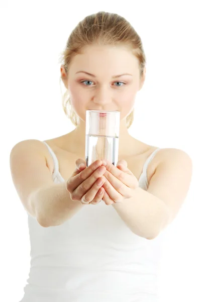 Mujer joven bebiendo agua fría fresca — Foto de Stock