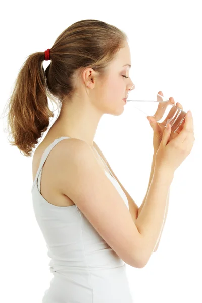 Jovem mulher bebendo água fria fresca — Fotografia de Stock