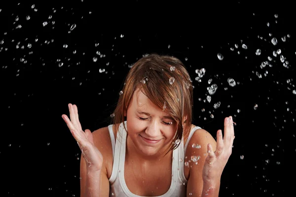 Adolescente laver son visage avec de l'eau — Photo