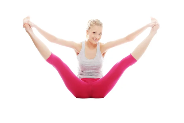 Jovem mulher faz exercício — Fotografia de Stock