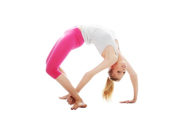 Jovem mulher faz exercício — Fotografia de Stock