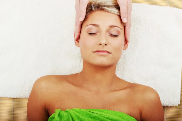 Mooie Kaukasische vrouw krijgen spa-behandeling — Stockfoto