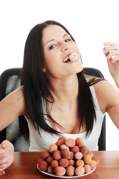 Comer frutos de litchi — Fotografia de Stock