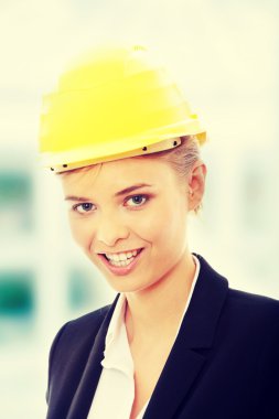 Kendine güvenen kadın işçi kask içinde