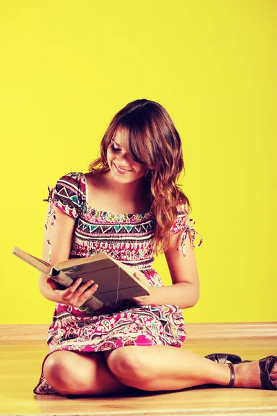 Mujer adolescente leyendo un libro — Foto de Stock