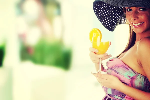 Mulher segurando um cocktail — Fotografia de Stock