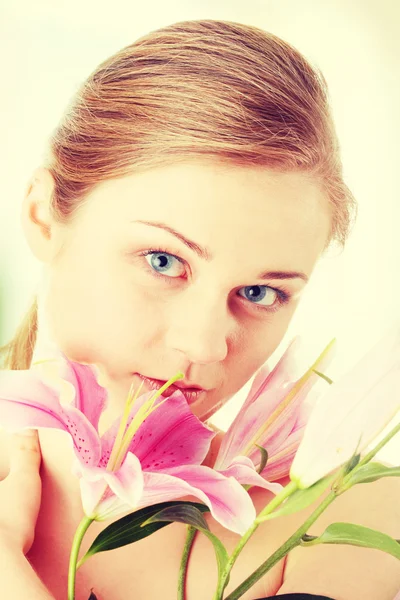 Mulher loira bonita com flor de lírio — Fotografia de Stock