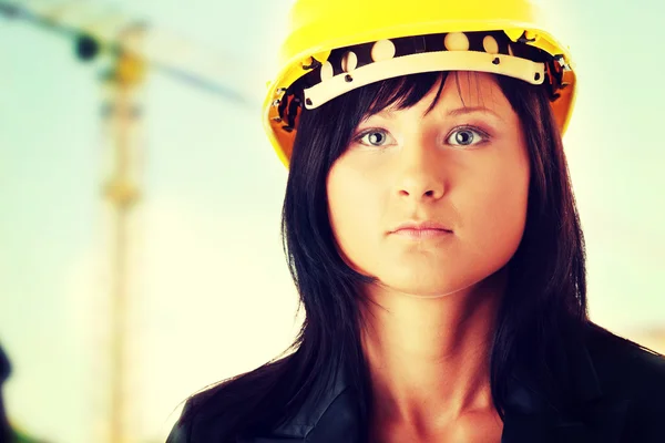 Kvinnliga arkitekt i hart hatt — Stockfoto