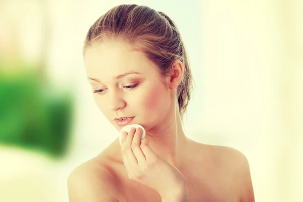 Mujer quitar su maquillaje — Foto de Stock