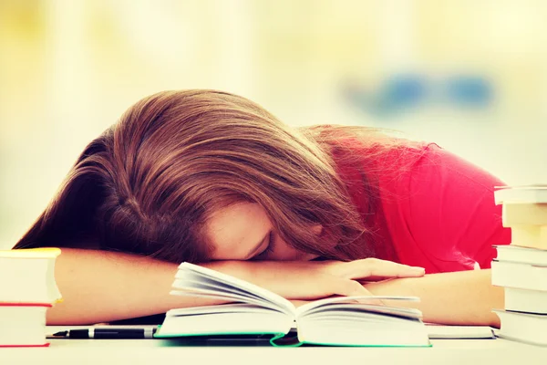 Adolescente estudiante en el escritorio — Foto de Stock