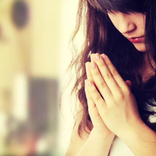 Woman praying — Stock Photo, Image