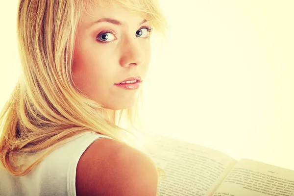 Tonåring kvinna läsa bok — Stockfoto
