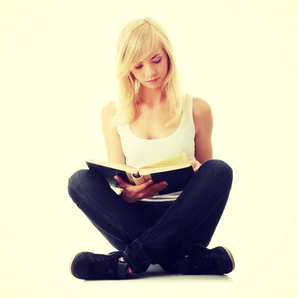 Dospívající žena čtení kniha — Stock fotografie