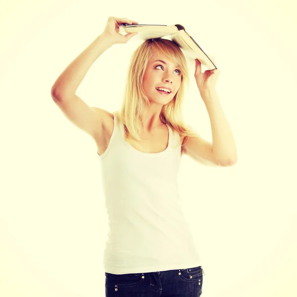 Ragazza adolescente con libro — Foto Stock