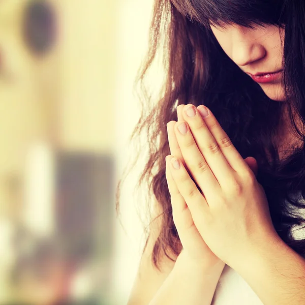 Vrouw biddend Stockafbeelding