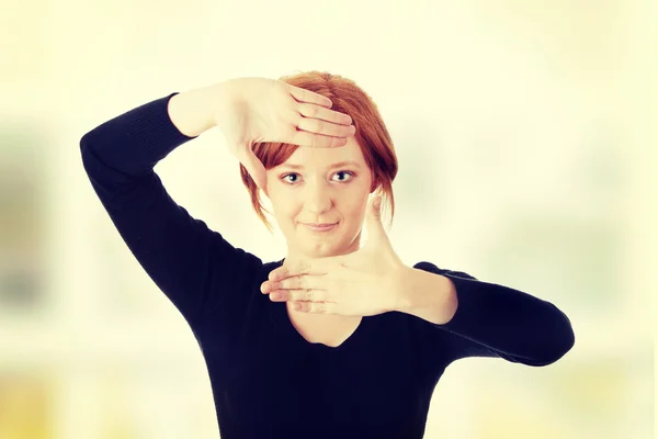 Vrouw die haar handen inlijsten — Stockfoto