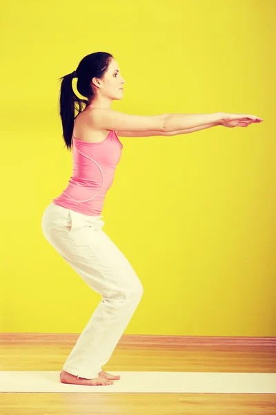 Woman exercising at home — Stock Photo, Image