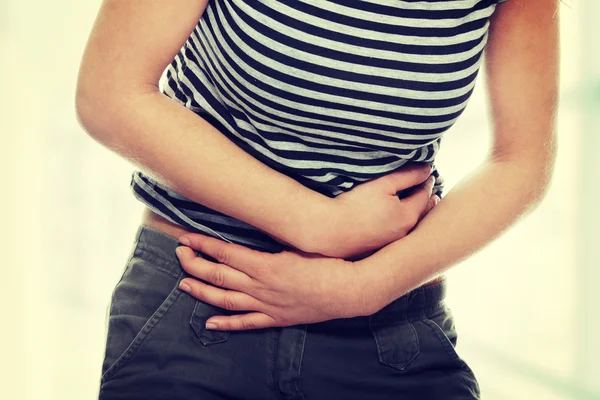 Frau mit Magenproblemen — Stockfoto