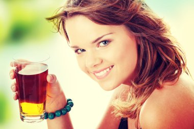 genç kadın buz çay içme bikini