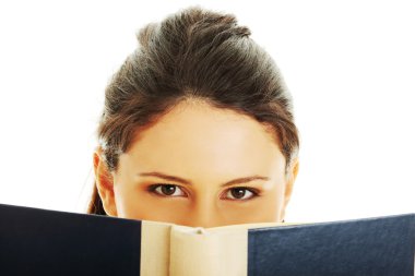 Kitap okuyan genç bir kadın